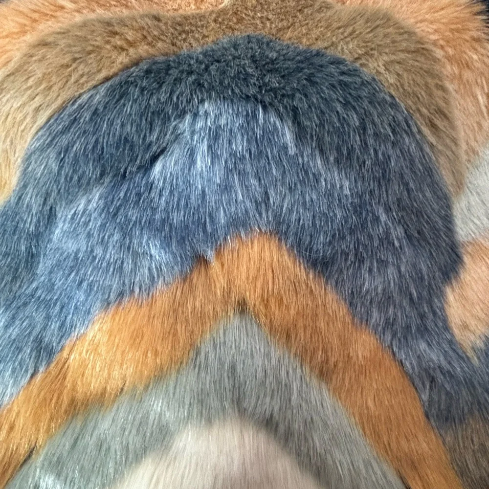 Forever 21 faux fur chevron striped coat sizeL collared one hookeye top closure - Picture 8 of 11